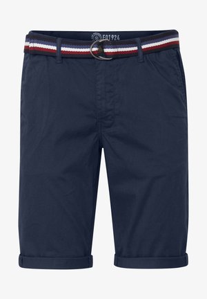 Tamsiai mėlyni šortai, pagaminti iš lygios medžiagos, su sulankstytu kraštu, audiniu su raudonais, baltais ir mėlynais dryžiais diržu, turinčiu metalinį sagtį.