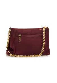 Bolso de hombro de tela burdeos con una cadena dorada, que cuenta con un bolsillo con cremallera y un diseño plano. Textura suave y detalles mínimos.