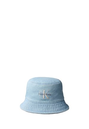 Lyseblå denimbucket hat med hvidt broderet "CK Calvin Klein" logo foran.