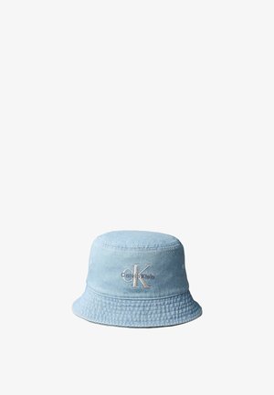 Hellblauer Denim-Bucket-Hut mit weiß gesticktem „CK Calvin Klein“-Logo vorne.