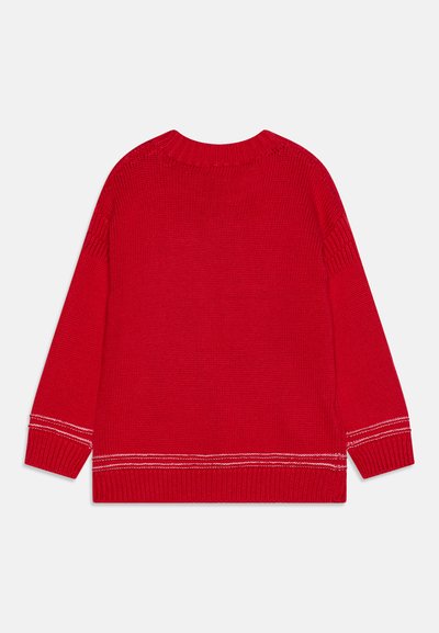 Röd stickad tröja med rund halsringning, långa ärmar och kontrasterande vit söm längs ärmsluten och fållen. Texturerad tyg.