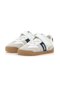 Zapatillas para niños pequeños en blanco y gris con correas de velcro, detalles de ante y malla, suelas de goma y acentos en color navy. Diseño de punta redondeada.