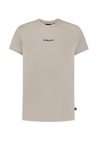 Beige T-shirt met korte mouwen met zwarte "BALLIN'" tekst gecentreerd op de borst en een klein zwart merketiket aan de onderzijde van de zijnnaad.