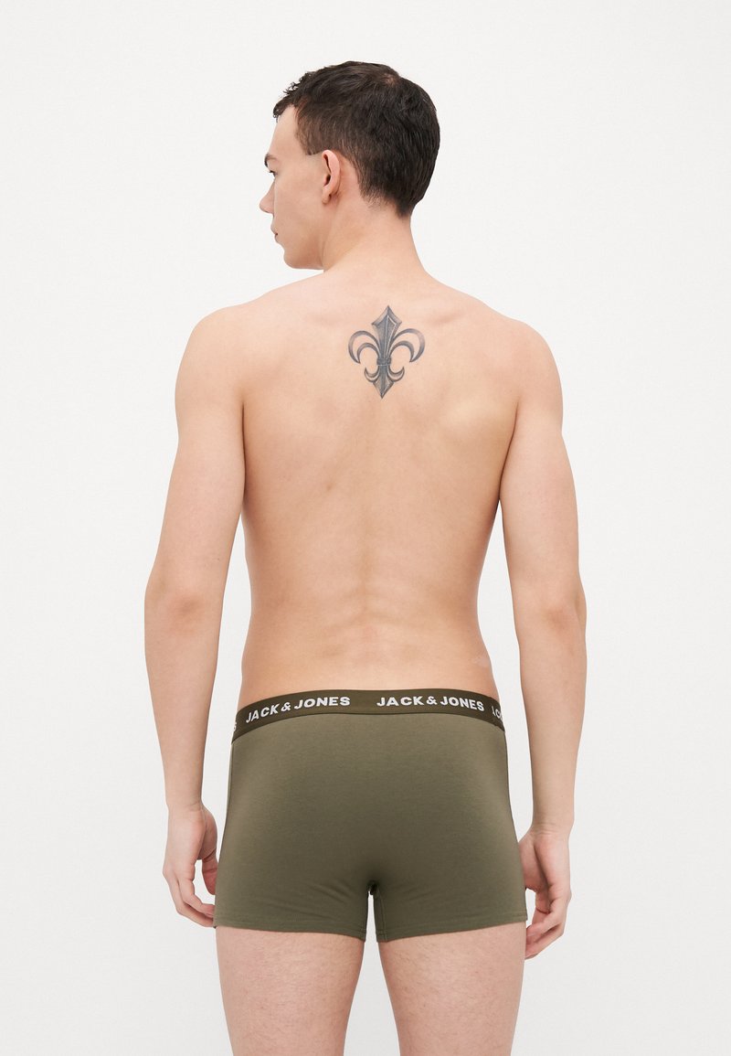 Oliwkowe bokserki z czarnym pasa, na którym znajduje się logo "JACK & JONES". Model pokazany z tyłu, ukazujący tatuaż na górnej części pleców.