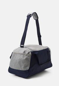 Puma FUNDAMENTALS SPORTS BAG S UNISEX - Genți sport - navy/concrete gray