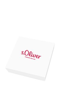 Scatola rettangolare bianca con logo in testo rosso "s.Oliver FASHION FOR LIFE" sul coperchio, texture liscia, design minimale.