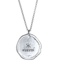 Sølvvedh�æng med en cirkulær skive med en struktureret overflade, gravert med "Kuzzoí" og et stempel, fastgjort til en kæde.