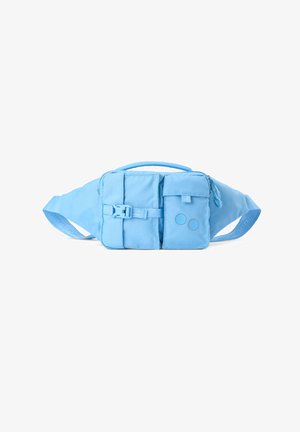 Hellblaues Hüfttasche mit zwei vorderen Taschen, eine gesichert durch einen Schnallenriemen und die andere mit einer Klappe und zwei kleinen runden Verzierungen.