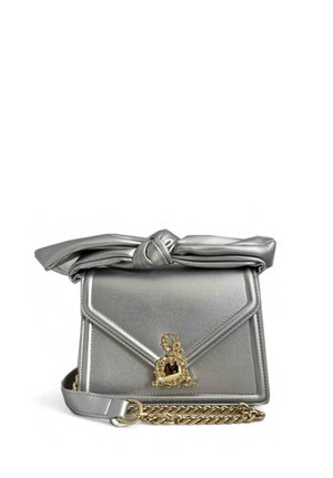 Borsa a mano in pelle grigia con manico superiore annodato, tracolla in catena dorata e fermaglio decorativo dorato sulla patta anteriore.