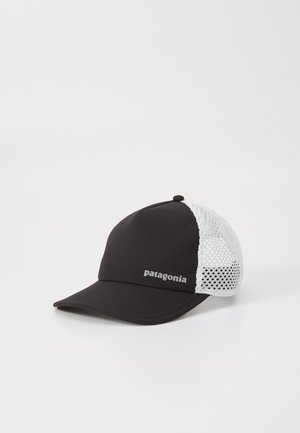 Boné preto com aba curva, apresentando um painel traseiro em malha branca. O logotipo "Patagonia" é exibido na frente. O material é provavelmente tecido e malha.