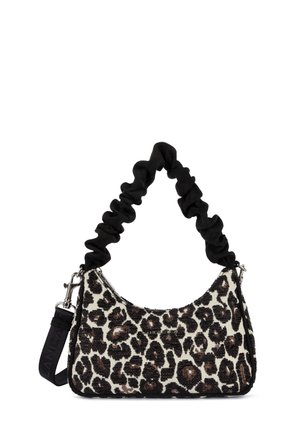 Borsa a spalla con motivo leopardato realizzata in un tessuto bianco e nero texturizzato, dotata di una tracolla nera arricciata e dettagli in metallo argentato.