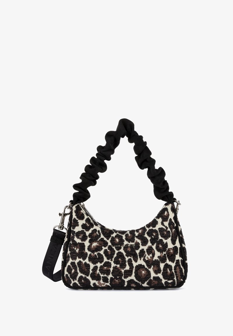 Borsa a spalla con motivo leopardato realizzata in un tessuto bianco e nero texturizzato, dotata di una tracolla nera arricciata e dettagli in metallo argentato.