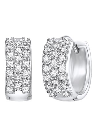 Orecchini a cerchio in argento che presentano una fila di pietre di zirconia cubica trasparente, contornate da piccole perline metalliche per aggiungere texture e brillantezza.