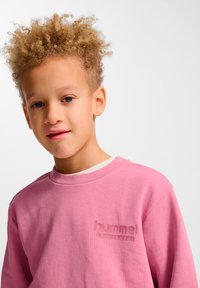 Rosa Sweatshirt mit lockerem Sitz und geripptem Halsausschnitt. Mit einem hervorgehobenen Logo auf der Brust. Strukturierter Baumwollstoff mit weichem Finish.