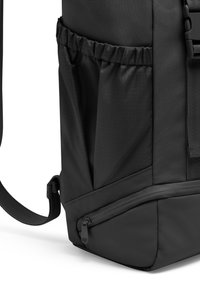 Černý batoh s texturovanou látkou, elastickou boční kapsou a zipovou spodní přihrádkou s vyztuženým dnem. Nastavitelné popruhy.