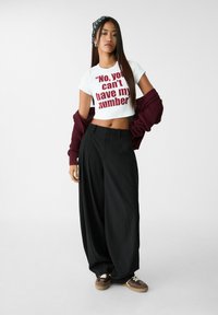 Stradivarius PLACEMENT - T-shirts print - mottled dark red