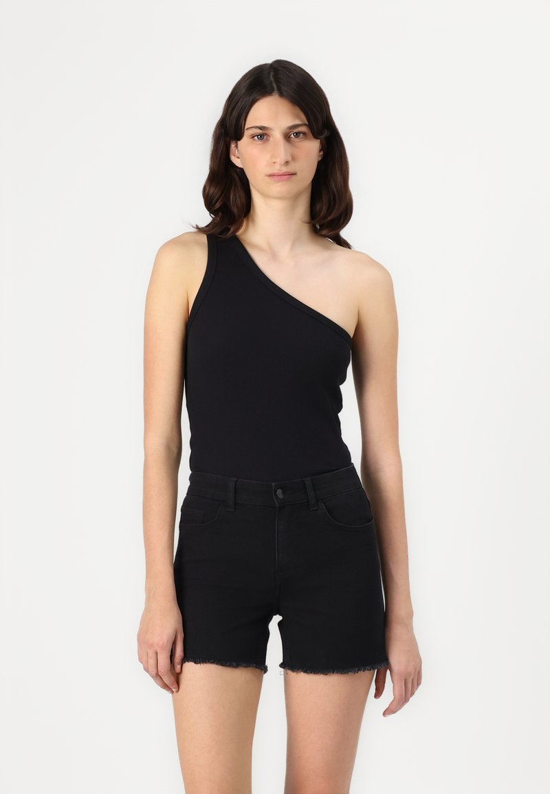 Crna rebrasta bodysuit na jedno rame uparen s crnim trapericama s visokim strukom koje imaju poderan rub i bez vidljivih metalnih detalja.