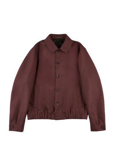 Chaqueta de cremallera marrón, con cuello tipo solapa, cierre de botones y bolsillos laterales. Tejido suave con dobladillo y puños elásticos.