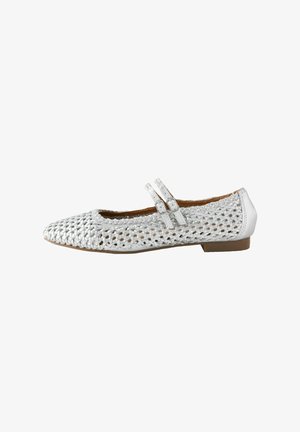 Weiße, gewebte Ballerinas mit spitzem Zeh, doppelten Schnallenriemen und niedrigem Absatz. Sie verfügen über ein strukturiertes, atmungsaktives Obermaterial und eine glatte Rückseite.