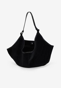 Bolso tote de ante negro con forma estructurada, asa única, bolsillo interior y cierre a presión. Textura suave con elementos de diseño minimalista.