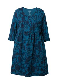 Robe teal avec des motifs paisley et floraux, encolure ronde, manches trois-quarts, taille froncée, faite en tissu doux.