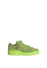 Nízké tenisky Adidas z texturované zelené semiše s neonově zelenou podrážkou, tkaničkami a páskem, s logem Adidas po straně a na podrážce.