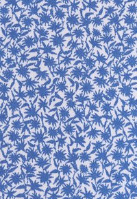 Jasnoniebieska tkanina z gęstym wzorem kwiatowym o różnych kształtach kwiatów, na białym tle.