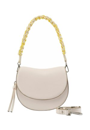 Sac à bandoulière en cuir couleur crème avec poignée tressée jaune et crème, détail pompon et bandoulière amovible sur fond blanc.