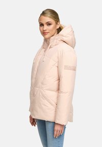 Roze pufferjack met een capuchon, voorzien van een rits, zakken aan de voorkant en een gestructureerde schouderaccenten. Glad, glanzend materiaal met geometrische stitching.