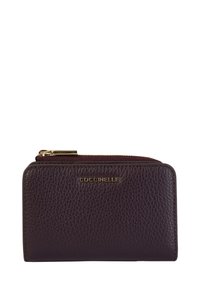 Portafoglio in pelle testurizzata marrone scuro con chiusura a zip, accessori in tonalità oro e logo del brand impresso sulla parte anteriore. Forma rettangolare compatta.
