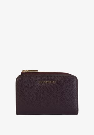 Portefeuille en cuir texturé marron foncé avec fermeture zip, quincaillerie dorée et logo de marque embossé à l'avant. Forme rectangulaire compacte.