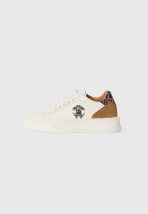 Snesker med snørebånd i off-white læder med brune ruskind detaljer og en mønstret hæl. Har et metal-logo på siden og en gummisål.