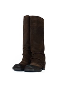 Stivali alti in suede marrone con design morbido e punte arrotondate, caratterizzati da una parte superiore testurizzata e suole in gomma nera liscia.