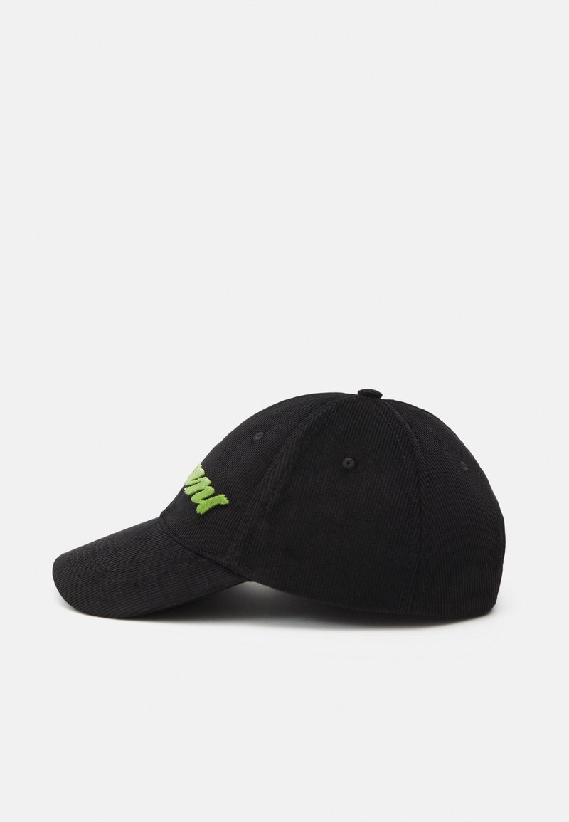 Casquette en velours côtelé noir avec un visière incurvée et un logo vert brodé à l'avant. Design à six panneaux avec des oeillets pour la ventilation.