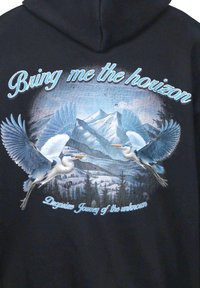 Zwarte hoodie met een afbeelding van twee witte reigers die vliegen voor blauwe bergen, met de tekst "Bring me the horizon" erboven.