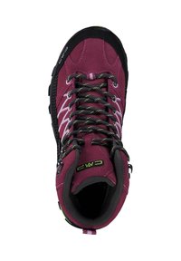 Scarpa da trekking rosso scuro con tomaia in suede, puntera in gomma nera, fodera in rete e cuciture bianche a contrasto. Presenta un sistema di lacci resistente e logo.