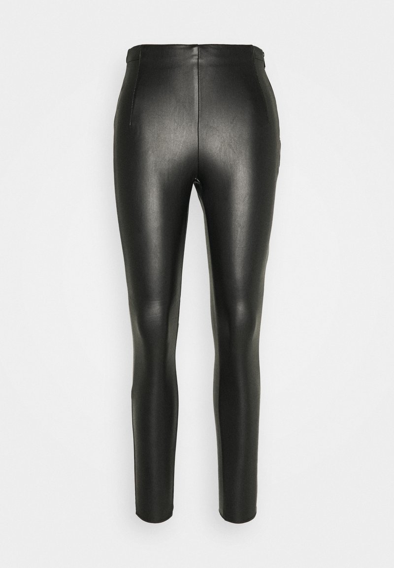 Leggings en simili cuir noir, avec une coupe slim, une taille haute, une texture lisse et sans matériel ou motifs visibles.