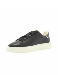 Sneakers in pelle nera con finitura liscia, suola in gomma bianca e accento blu navy a contrasto sul retro. Presentano lacci tondi e un design minimalista.