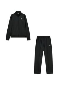 Czarny dres składający się z kurtki zapinanej na zamek z stójką i bocznymi kieszeniami, w komplecie z spodniami na elastycznej talii, wykonanymi z gładkiego materiału.