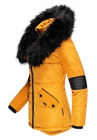 Veste matelassée jaune avec une capuche en fausse fourrure noire, des coutures diagonales, un accent noir côtelé sur les manches et une poche latérale avec fermeture à bouton.