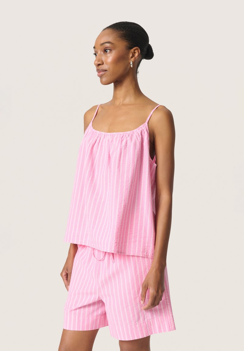 Conjunto de pijama a rayas rosas hecho de tela ligera, que incluye una parte superior sin mangas con tirantes ajustables y pantalones cortos a juego con una cinturilla elástica.