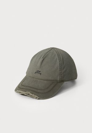 Olivengrøn baseballkasket lavet af bomuld med en let slidsering på skyggen, der har syede detaljer og et lille logo på forsiden.