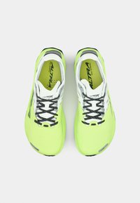 Chaussures de trail running avec un design vert lime et blanc, présentant une tige respirante, des lacets noirs et des semelles texturées pour l'adhérence.