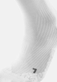 CEP COMPRESSION ULTRALIGHT MID CUT  - Sportsocken - white