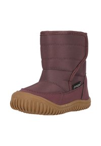 Botte synthétique bordeaux avec texture matelassée, semelle en caoutchouc, bout rond et étiquette de logo sur le côté. Hauteur courte pour un port facile et un confort optimal.