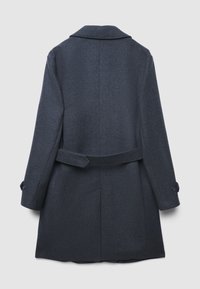 Cappotto in lana blu navy scuro con cintura posteriore, colletto con risvolto e polsini abbottonati. Presenta una silhouette sagomata e una finitura del tessuto strutturata.