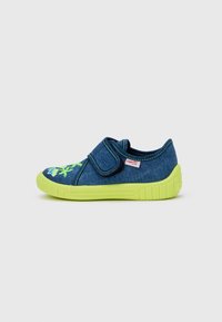 Pantof slip-on din denim cu talpă de cauciuc verde, având o curea cu velcro și broderie strălucitoare verde cu palmier pe vârf.