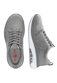 Grijze stoffen sneakers met een gevoerde kraag, zes oogjes en een zichtbare luchtkusseneenheid in de hiel. Witte zool met een gestructureerd profiel.