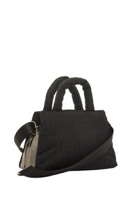 Bolso de mano de tela acolchada negra con dos asas texturizadas y una correa de hombro desmontable. Presenta un bolsillo lateral con cremallera y una forma suave y flexible.
