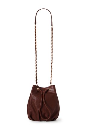 Persona que lleva un jersey marrón con botones y cuello beige, una falda a cuadros y un bolso de cuero marrón con cadena dorada.